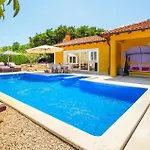 2 Bedroom Stunning In لابين