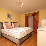 2 Bedroom Stunning In *