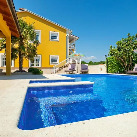 2 Bedroom Stunning In *